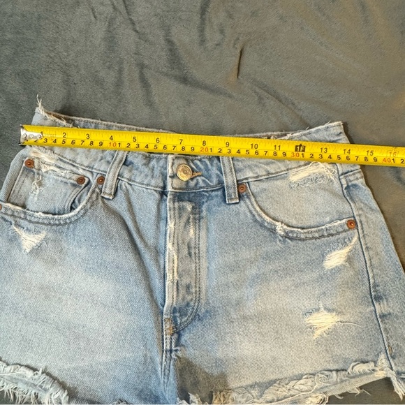 Zara Blue Distressed Jean Shorts High-Waisted

#1034 - Picture 2 of 5